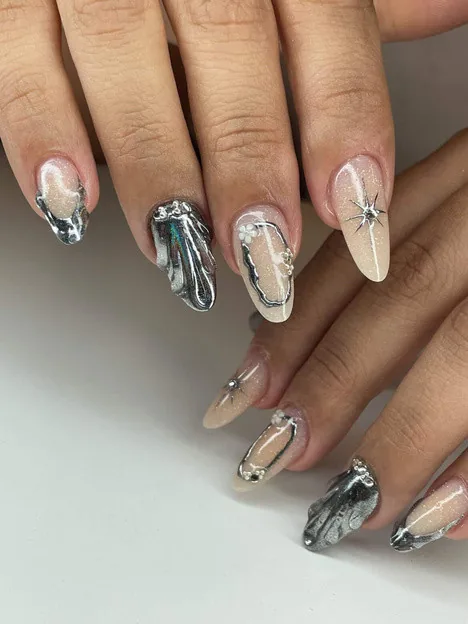 Resultado de aluna: unhas nude com detalhes cromados pretos e prata